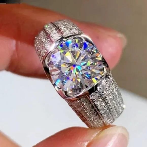 Jewelry - HALO 925 STERLING SILVER DIAMOND RING, CUTE RING, SHINY RING.